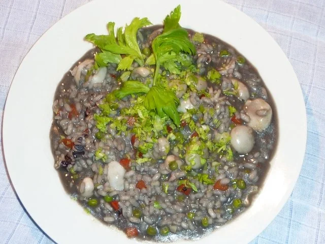Risotto " al nero " mit Seppie e piccoli legumi - Rezept