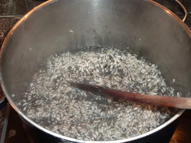 Risotto " al nero " mit Seppie e piccoli legumi - Rezept - Bild Nr. 6