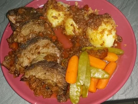 Rezept: Hirschrollbraten mit Kaiserschoten und Babymöhrchen Hirschrollbraten mit Kaiserschoten und Babymöhrchen - Rezept