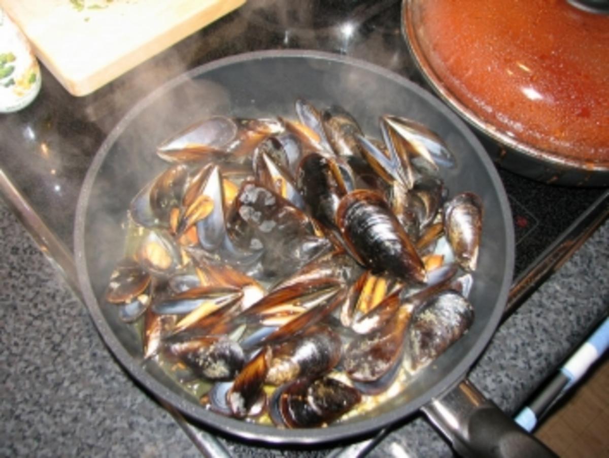 Miesmuscheln in Weißweinsoße zu Spaghetti - Rezept