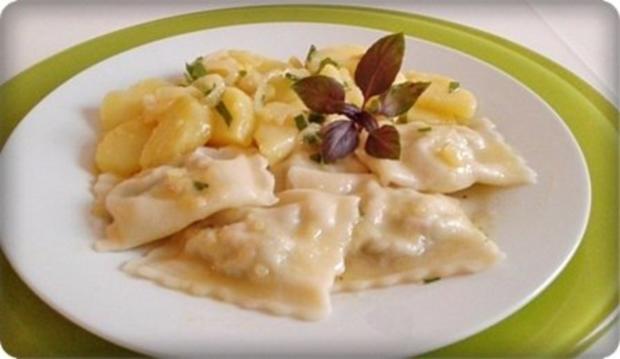 Schwäbische Maultaschen und Kartoffelsalat - Rezept - kochbar.de