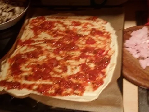 Rezept: Pizza Funghi mit Schinken Bild Nr. 4 Pizza Funghi mit Schinken - Rezept - Bild Nr. 4