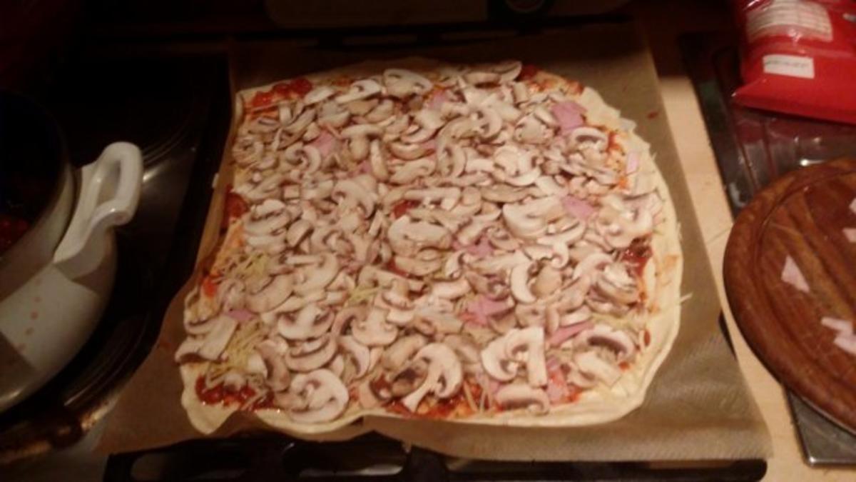 Pizza Funghi mit Schinken - Rezept - Bild Nr. 5
