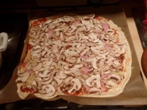 Rezept: Pizza Funghi mit Schinken Bild Nr. 5 Pizza Funghi mit Schinken - Rezept - Bild Nr. 5