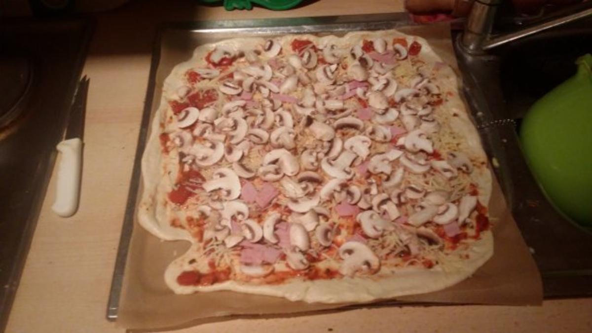 Pizza Funghi mit Schinken - Rezept - Bild Nr. 6