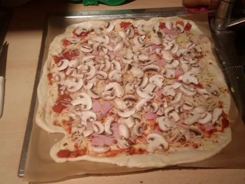 Rezept: Pizza Funghi mit Schinken Bild Nr. 6 Pizza Funghi mit Schinken - Rezept - Bild Nr. 6