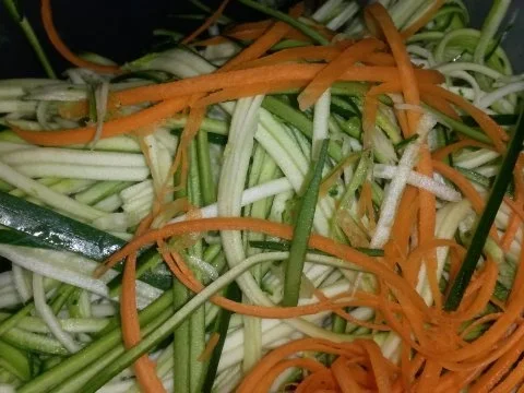 Rezept: Low Carb Salat mit Zucchini, Möhren & Vollkornspaghetti Bild Nr. 4 Low Carb Salat mit Zucchini, Möhren & Vollkornspaghetti - Rezept - Bild Nr. 4