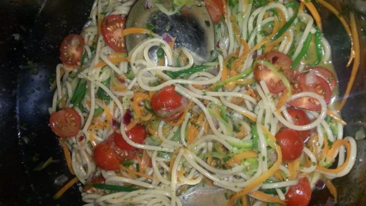 Low Carb Salat mit Zucchini, Möhren & Vollkornspaghetti - Rezept