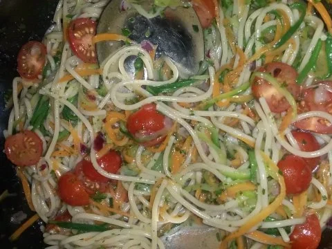 Rezept: Low Carb Salat mit Zucchini, Möhren & Vollkornspaghetti Low Carb Salat mit Zucchini, Möhren & Vollkornspaghetti - Rezept