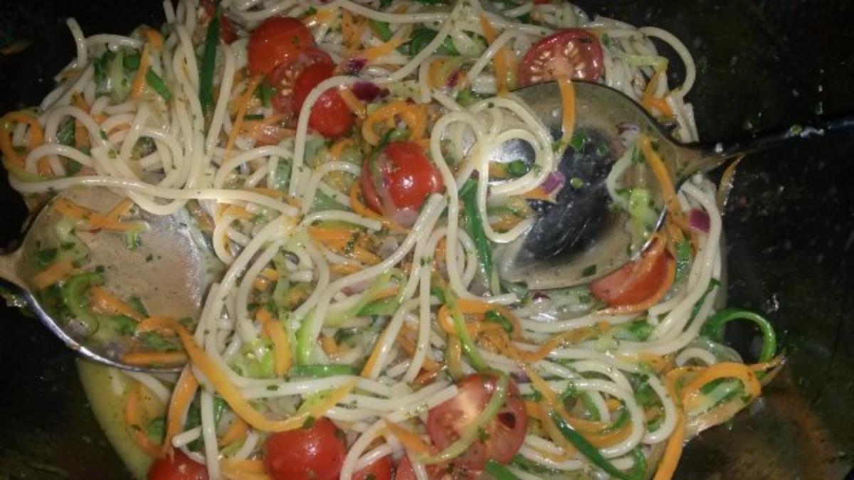 Low Carb Salat mit Zucchini, Möhren & Vollkornspaghetti - Rezept - Bild Nr. 2