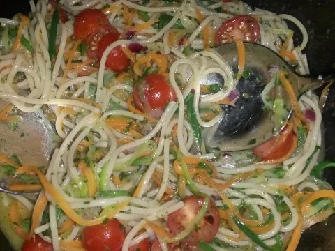 Rezept: Low Carb Salat mit Zucchini, Möhren & Vollkornspaghetti Bild Nr. 2 Low Carb Salat mit Zucchini, Möhren & Vollkornspaghetti - Rezept - Bild Nr. 2