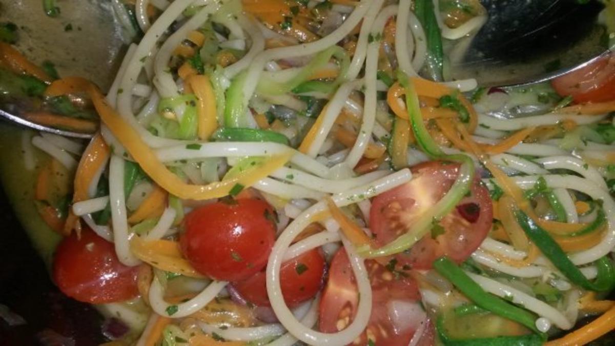 Low Carb Salat mit Zucchini, Möhren & Vollkornspaghetti - Rezept - Bild Nr. 3
