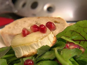 Gebackener Ziegenkäse auf Wildkräutersalat mit Granatapfel-Balsam (Benjamin Heinrich) - Rezept