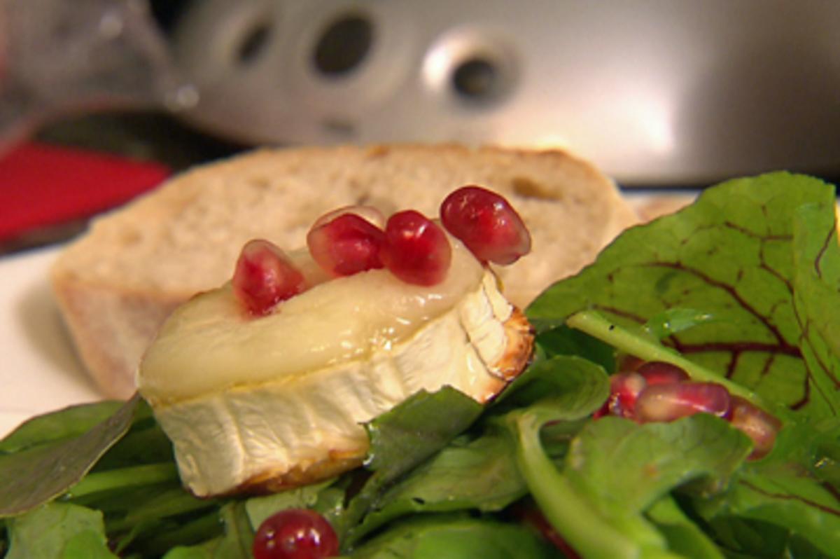 Bilder für Gebackener Ziegenkäse auf Wildkräutersalat mit Granatapfel-Balsam (Benjamin Heinrich) - Rezept