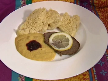 Böhmischer Rinderbraten mit Sahnesoße, Hefeknödel, Preiselbeerkompott (Petra Blossey) - Rezept