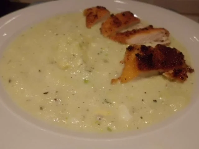Suppe: Rosenkohl-Milch-Creme mit Ei und Hähnchenschnitzlstreifen - Rezept