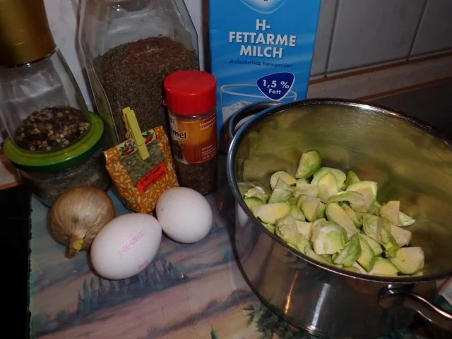 Suppe: Rosenkohl-Milch-Creme mit Ei und Hähnchenschnitzlstreifen - Rezept - Bild Nr. 2