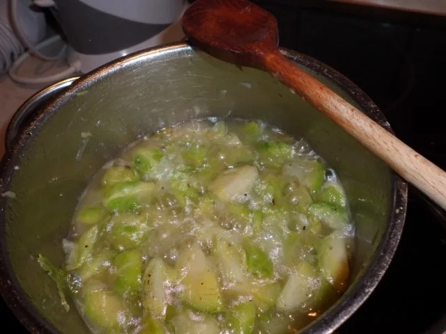 Suppe: Rosenkohl-Milch-Creme mit Ei und Hähnchenschnitzlstreifen - Rezept - Bild Nr. 5
