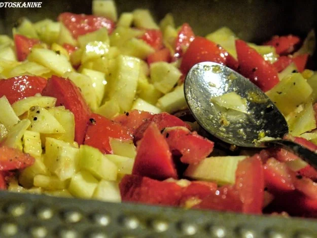Rezept: Würzige Hähnchenschenkel auf Fenchel-Tomaten-Gemüse Bild Nr. 5 Würzige Hähnchenschenkel auf Fenchel-Tomaten-Gemüse - Rezept - Bild Nr. 5
