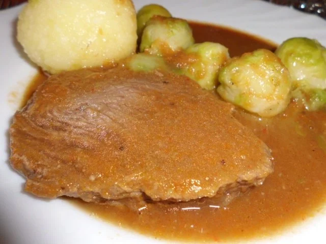 Rezept: Fleisch, Rind: Rinderbierbraten mit Bier-Chili-Soße an Klößen und Rosenkohl Fleisch, Rind: Rinderbierbraten mit Bier-Chili-Soße an Klößen und Rosenkohl - Rezept