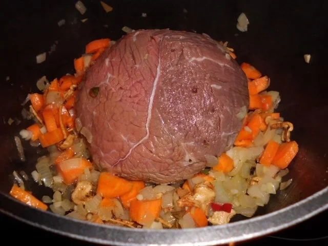 Rezept: Fleisch, Rind: Rinderbierbraten mit Bier-Chili-Soße an Klößen und Rosenkohl Bild Nr. 2 Fleisch, Rind: Rinderbierbraten mit Bier-Chili-Soße an Klößen und Rosenkohl - Rezept - Bild Nr. 2