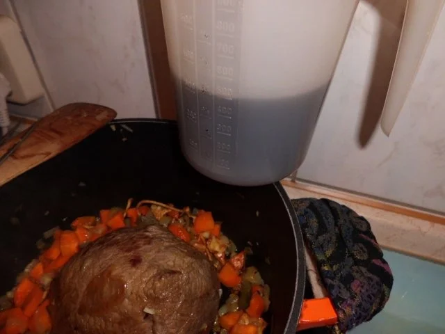 Rezept: Fleisch, Rind: Rinderbierbraten mit Bier-Chili-Soße an Klößen und Rosenkohl Bild Nr. 3 Fleisch, Rind: Rinderbierbraten mit Bier-Chili-Soße an Klößen und Rosenkohl - Rezept - Bild Nr. 3