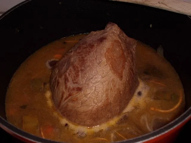 Rezept: Fleisch, Rind: Rinderbierbraten mit Bier-Chili-Soße an Klößen und Rosenkohl Bild Nr. 4 Fleisch, Rind: Rinderbierbraten mit Bier-Chili-Soße an Klößen und Rosenkohl - Rezept - Bild Nr. 4