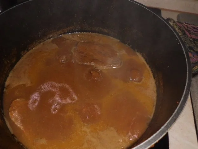 Rezept: Fleisch, Rind: Rinderbierbraten mit Bier-Chili-Soße an Klößen und Rosenkohl Bild Nr. 6 Fleisch, Rind: Rinderbierbraten mit Bier-Chili-Soße an Klößen und Rosenkohl - Rezept - Bild Nr. 6