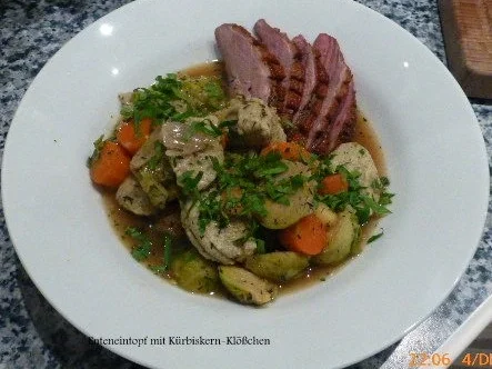 Enteneintopf mit Kürbiskern-Klößchen - Rezept