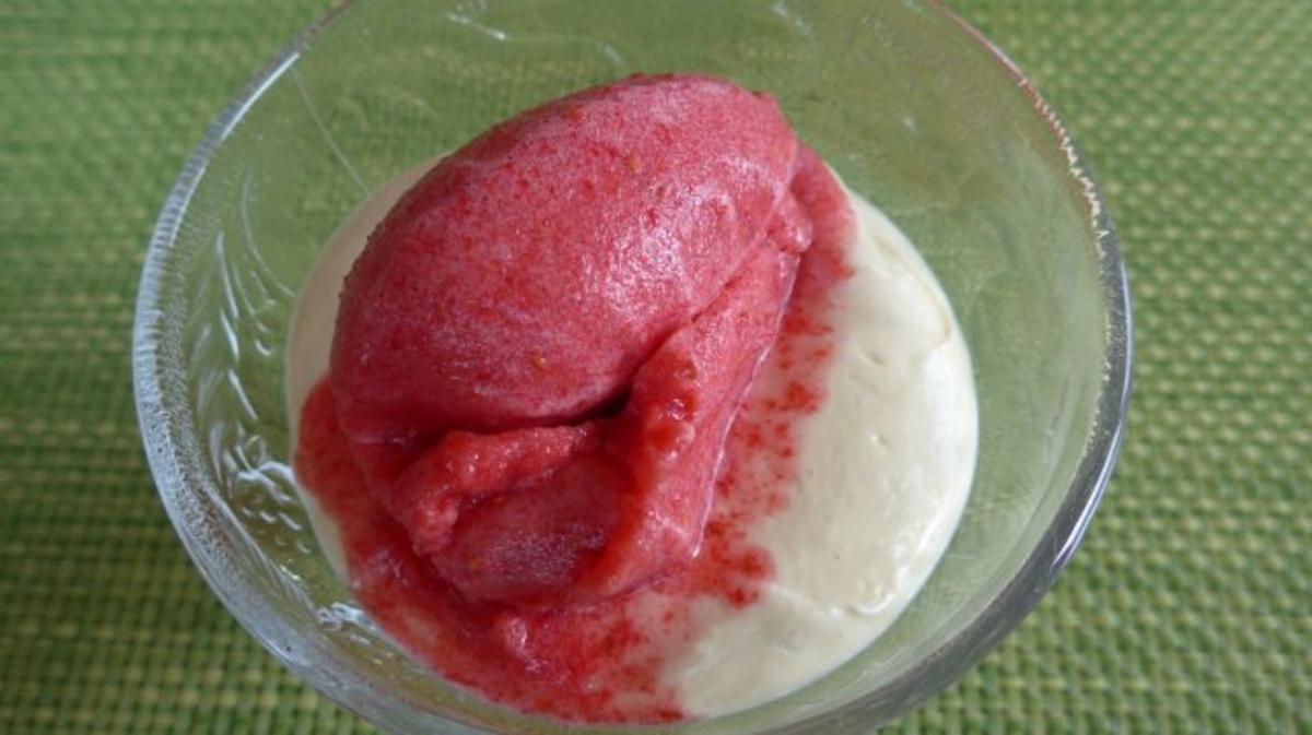 Geeiste Himbeeren und Erdbeeren auf Quark nach Budwig - Rezept