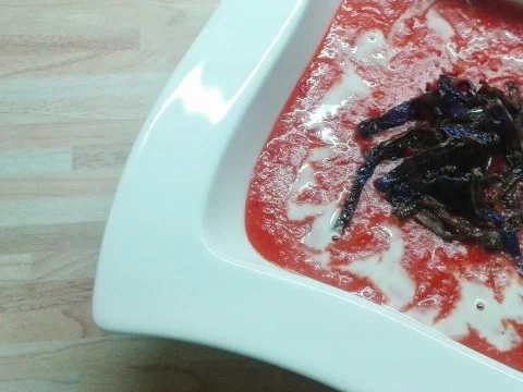 Rezept: Wurzelgemüsesuppe mit Rotkohlstroh Wurzelgemüsesuppe mit Rotkohlstroh - Rezept