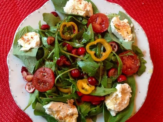 Rezept: Gemischter Rucolasalat mit Cranberries und Ziegenfrischkäse Gemischter Rucolasalat mit Cranberries und Ziegenfrischkäse - Rezept