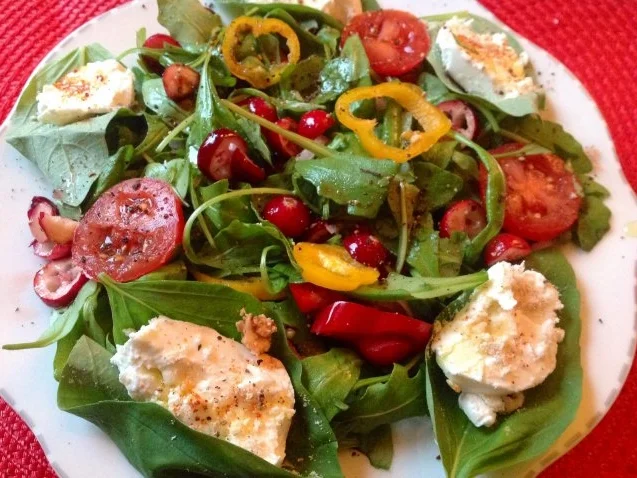 Rezept: Gemischter Rucolasalat mit Cranberries und Ziegenfrischkäse Bild Nr. 2 Gemischter Rucolasalat mit Cranberries und Ziegenfrischkäse - Rezept - Bild Nr. 2