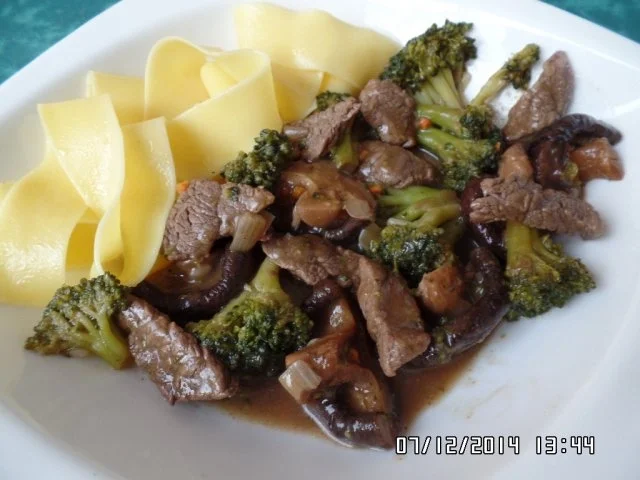 Rindfleisch-Streifen mit Bandnudeln - Rezept