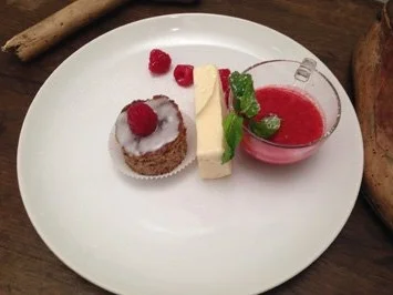 Weißes Schokoladen-Parfait, Himbeersüppchen, Nusstörtchen - Rezept