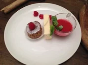 Weißes Schokoladen-Parfait, Himbeersüppchen, Nusstörtchen - Rezept