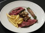 Rezept: Chateaubriand mit Keniabohnen, selbstgemachten Pommes Frites an Steinpilzsoße Chateaubriand mit Keniabohnen, selbstgemachten Pommes Frites an Steinpilzsoße - Rezept