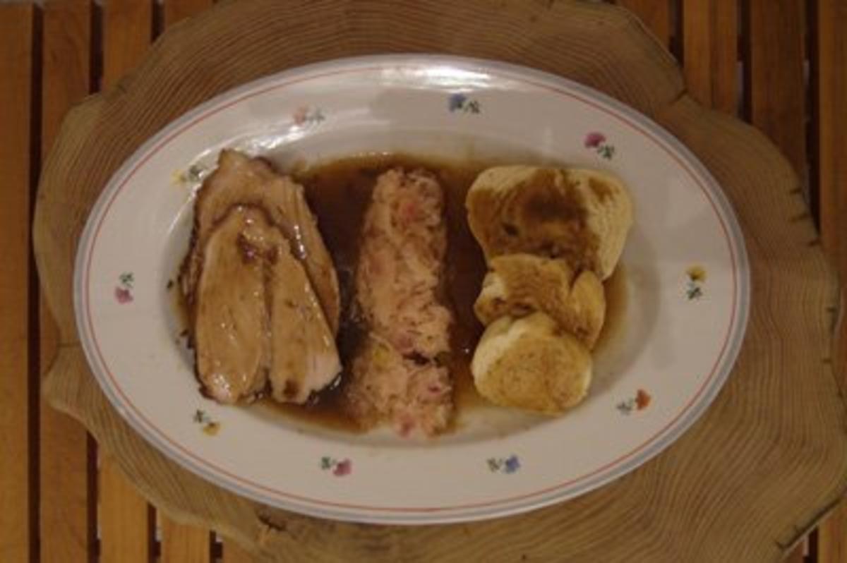 Schweinekrustenbraten in Bier-Soße mit böhmischen Kraut und Knödeln - Rezept