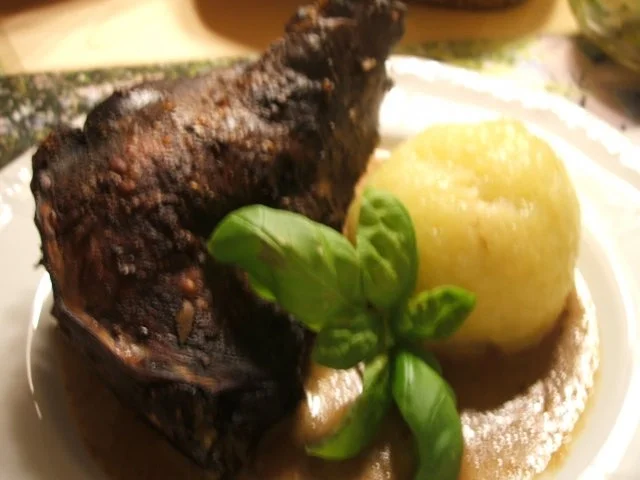 Wild: Wildhasenkeulen in Apfel-Wacholder-Sahne aus dem Römertopf - Rezept