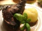 Wild: Wildhasenkeulen in Apfel-Wacholder-Sahne aus dem Römertopf - Rezept