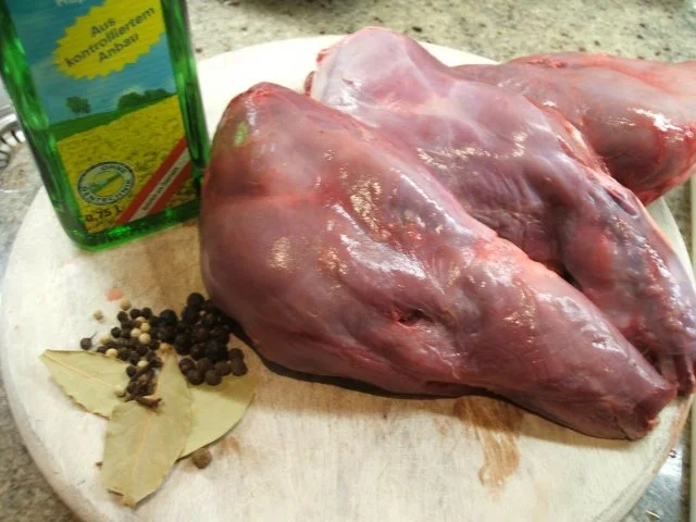 Wild: Wildhasenkeulen in Apfel-Wacholder-Sahne aus dem Römertopf - Rezept - Bild Nr. 2