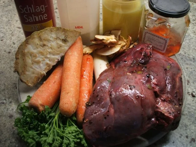 Wild: Wildhasenkeulen in Apfel-Wacholder-Sahne aus dem Römertopf - Rezept - Bild Nr. 5