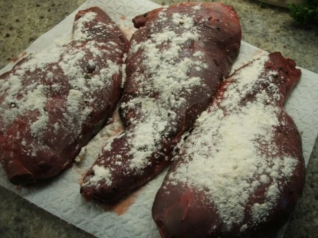 Wild: Wildhasenkeulen in Apfel-Wacholder-Sahne aus dem Römertopf - Rezept - Bild Nr. 6