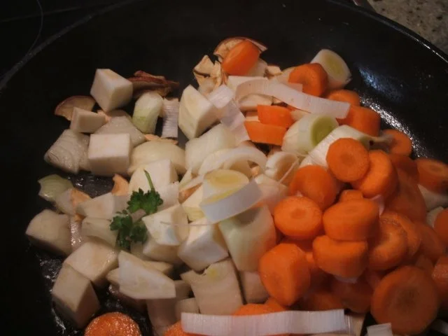 Wild: Wildhasenkeulen in Apfel-Wacholder-Sahne aus dem Römertopf - Rezept - Bild Nr. 8