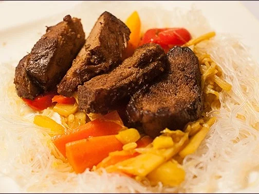 Knusprige Ingwerente mit Gemüse aus dem Wok und Glasnudeln, Hauptspeise - Rezept