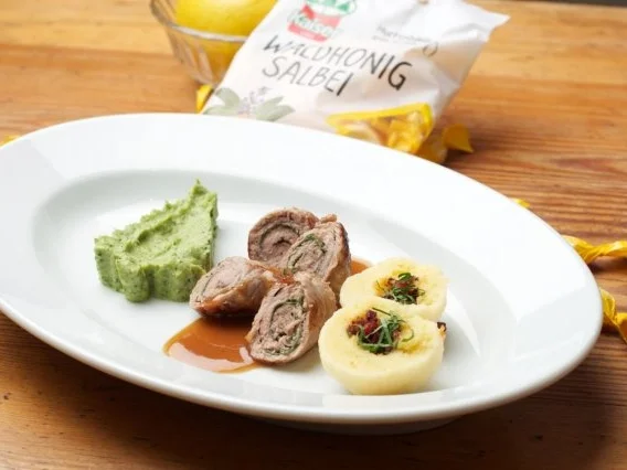 Rezept: Saltimbocca mit Waldhonig Salbei-Jus und Kartoffel-Speckknöderl Saltimbocca mit Waldhonig Salbei-Jus und Kartoffel-Speckknöderl - Rezept