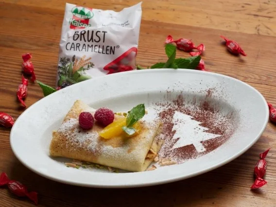 Palatschinke mit Orangen und Kräuter-Karamell - Rezept