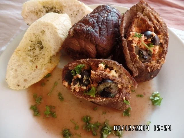 Rezept: Rinderröllchen mit Feta-Oliven -Füllung Rinderröllchen mit Feta-Oliven -Füllung - Rezept