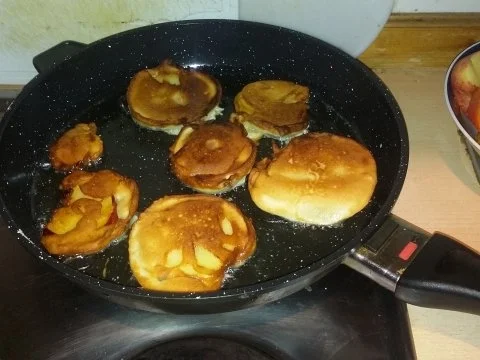 Rezept: Apfelküchle mit Vanilleeis Bild Nr. 5 Apfelküchle mit Vanilleeis - Rezept - Bild Nr. 5