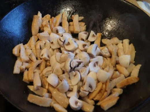 Rezept: Hähnchenbrustfiletgeschnetzeltes in Curry-Sahne mit Selleriepüree Bild Nr. 7 Hähnchenbrustfiletgeschnetzeltes in Curry-Sahne mit Selleriepüree - Rezept - Bild Nr. 7